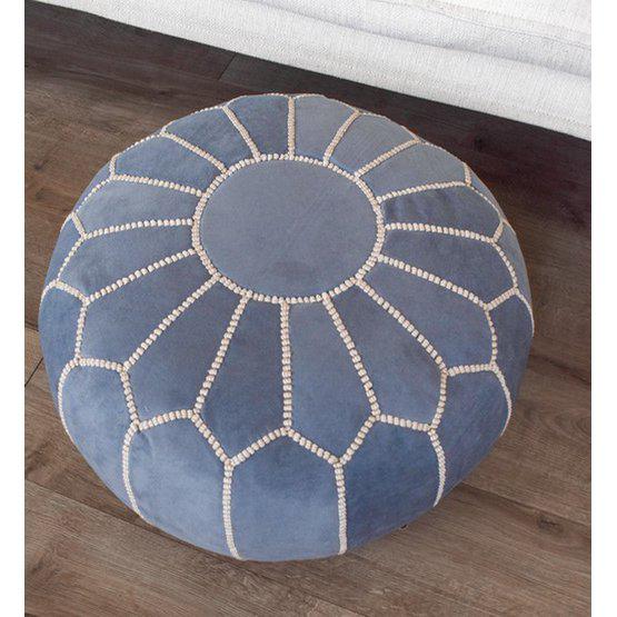 Fluwelen poef in denimblauw, handgemaakt voor een boho sfeer. Perfect als decoratie, voetenbankje of extra zitplaats in elke kamer.