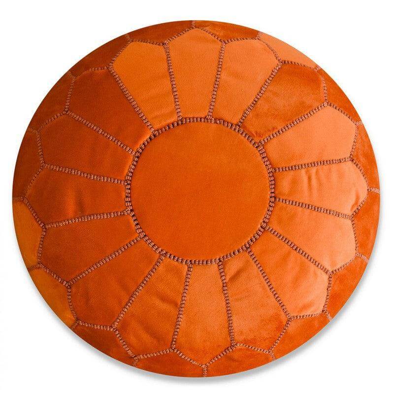 Handgemaakte fluwelen poef in oranje, ideaal voor een boho sfeer. Perfect als decoratie, voetenbankje of extra zitplaats voor kinderen.