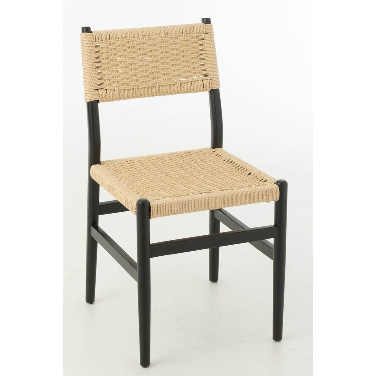 J-Line Chair met beukenhout en gevlochten rugleuning, zwart frame, stijlvolle en moderne uitstraling voor je interieur.