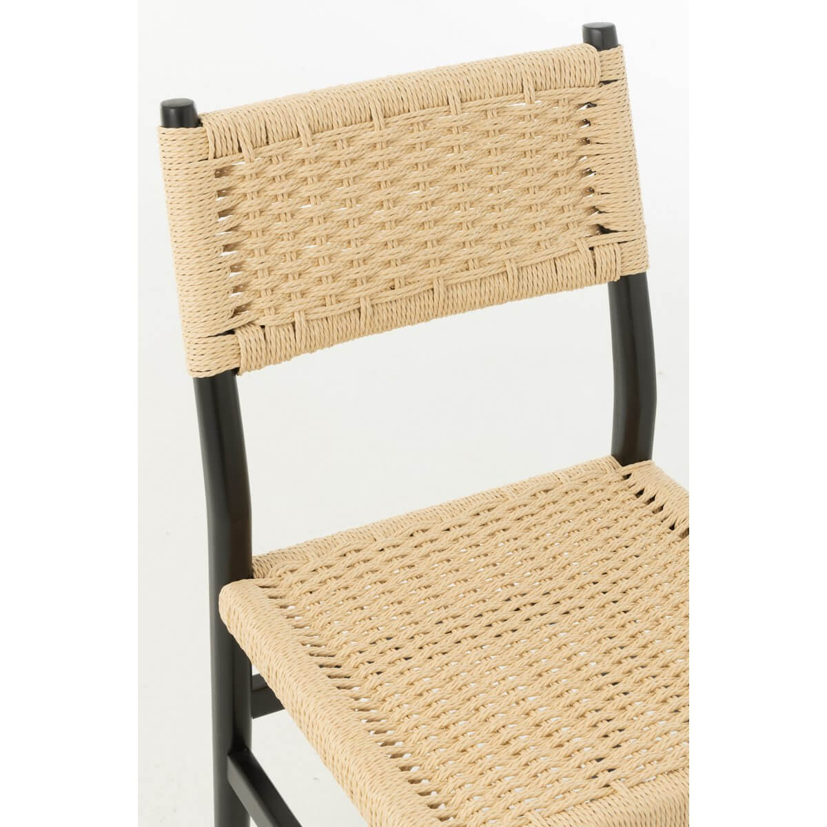 alt_tag:J-Line Chair van beukenhout met zwarte afwerking en gevlochten touw rugleuning, modern en stijlvol design.