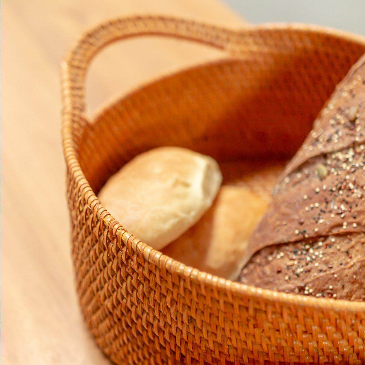 Rustieke rotan Suwari mand met vers brood, ideaal voor broodmand of fruitschaal, handgemaakt en duurzaam, zonder plastic verpakking.