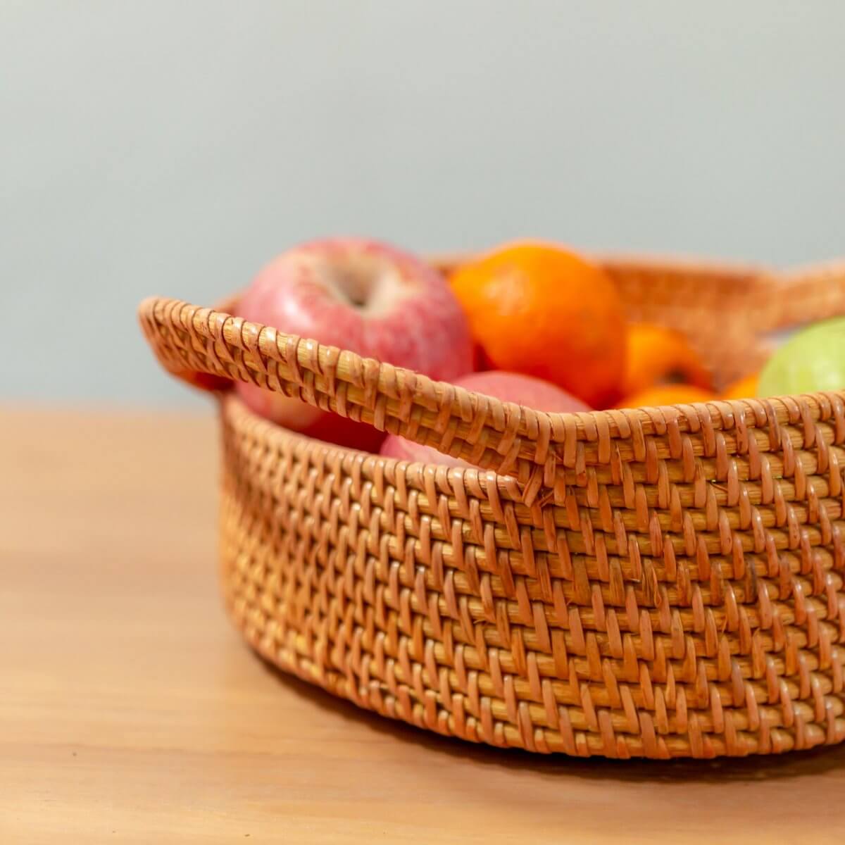 Rotan Suwari mand gevuld met fruit, ideaal als brood- of fruitschaal, handgemaakt en duurzaam, gratis verzending vanaf €350 in Onzechamp.