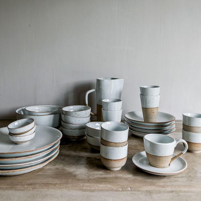 Schitterend servies van stoneware in twee tinten, inclusief kopjes en borden. Perfect voor een stijlvol ontbijt of koffiemoment.