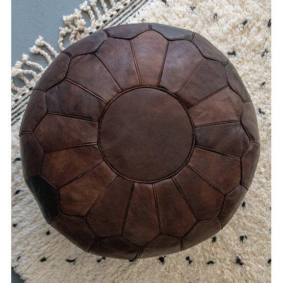 Marokkaanse leren poef chocoladebruin XL op vloerkleed, perfect voor boho inrichting, voetenbankje of zitplaats.