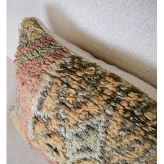 Vintage Berber kussen, unieke Marokkaanse stijl met kunstzinnige patronen. Handgemaakt en kleurrijk, ideaal voor woonkamer decoratie.