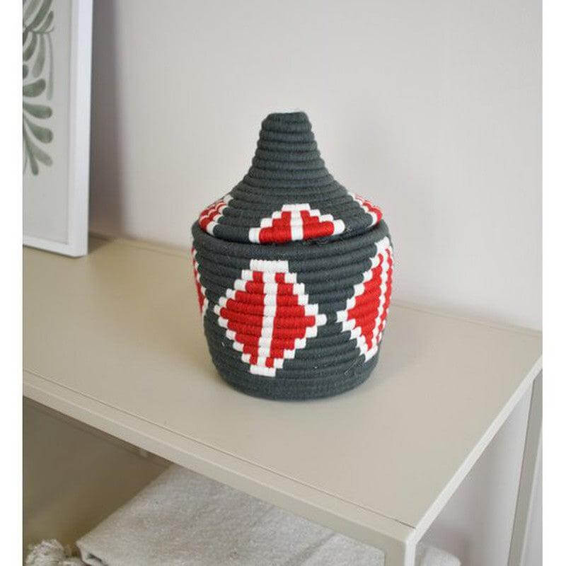 Handgemaakte Marokkaanse mand met deksel in zwart, rood en wit, perfect voor een boho chic accent in elke ruimte.