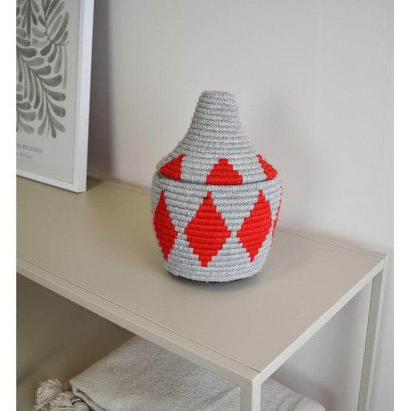 Marokkaanse mand met deksel, handgemaakt van natuurlijk materiaal, decoratief en boho chic, rood-grijze patronen.