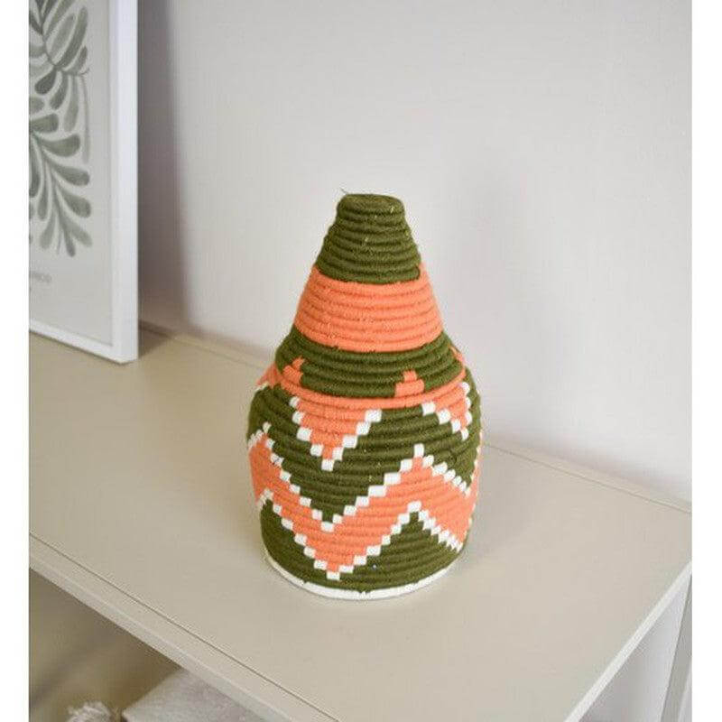 Handgemaakte Marokkaanse mand Safa in boho stijl met deksel, groene en oranje kleuren, gemaakt van natuurlijke materialen.