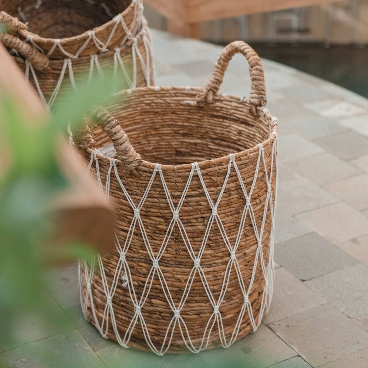 Opbergmand GARIAU van bananenvezel, met wit katoenen koordpatroon en handvatten, perfect voor was of planten, handgemaakt, duurzaam.