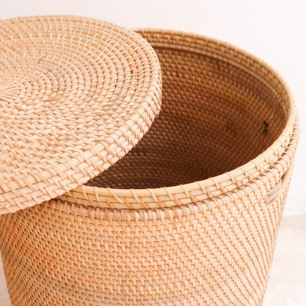 Elegante rotan opbergmand SARI met deksel, handgemaakt en duurzaam. Verkrijgbaar in twee maten. Plasticvrije verpakking. 100% eerlijke handel.