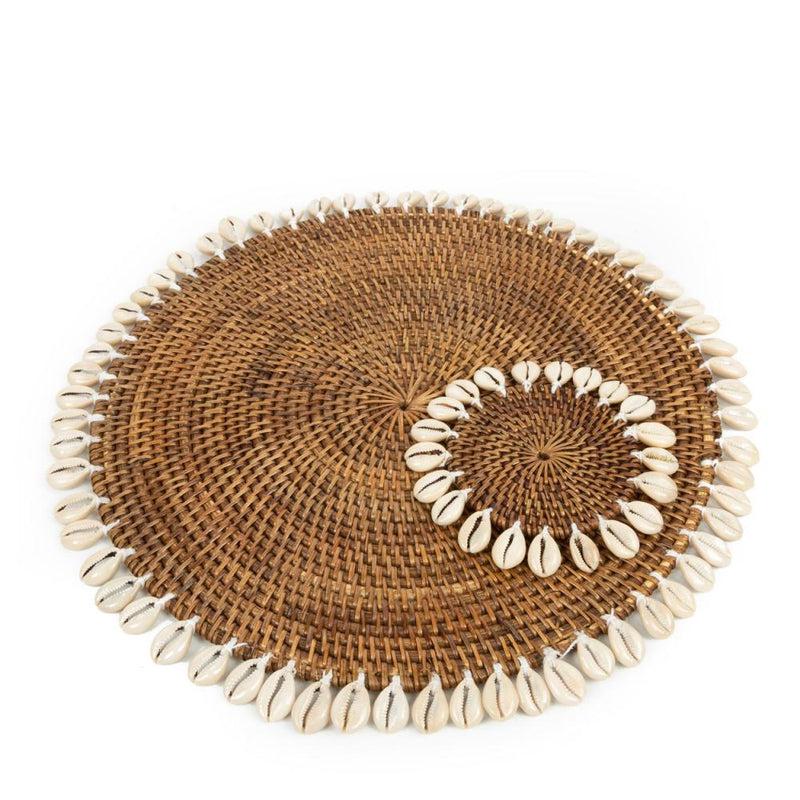 Handgeweven rotan placemat met kauri schelpen, perfecte boho accessoire voor tropische eilandstijl.