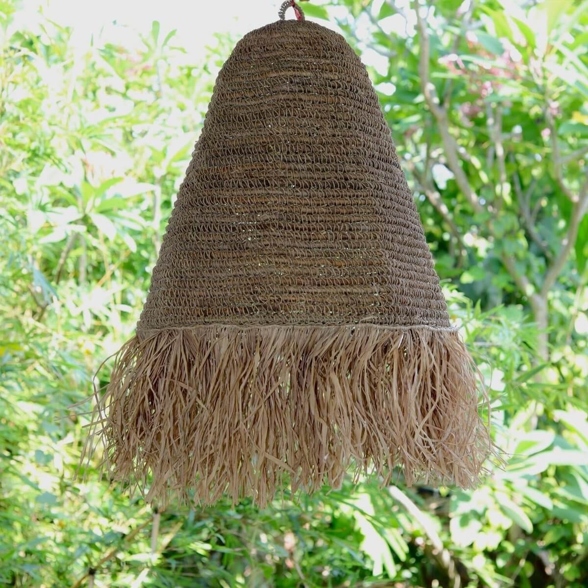 Raffialamp KALIMA hangende geweven lampenkap van duurzame raffia, creëert warme patronen, 100% handgemaakt, fairtrade.