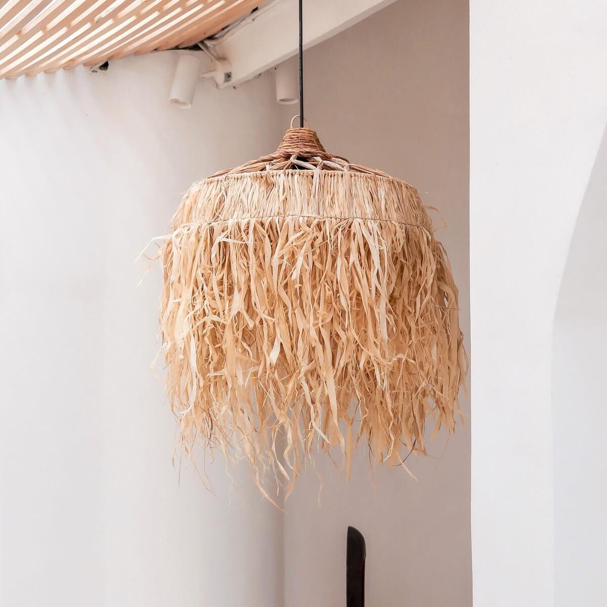 Exotische raffia hanglamp met franjes, handgemaakt, 40 of 50 cm diameter, rustgevende warme patronen, duurzame en eerlijke productie.