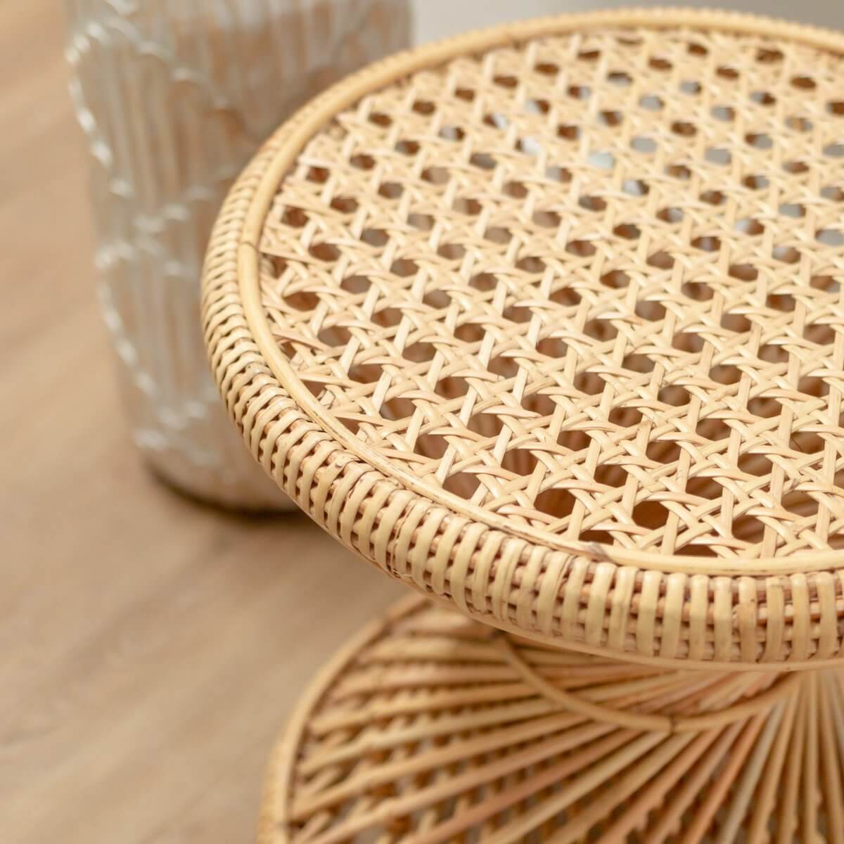 Rotan bijzettafel LUHU Ø45 cm in beige met zandlopervormig design, perfecte aanvulling voor elke woonkamer, handgemaakt en duurzaam.