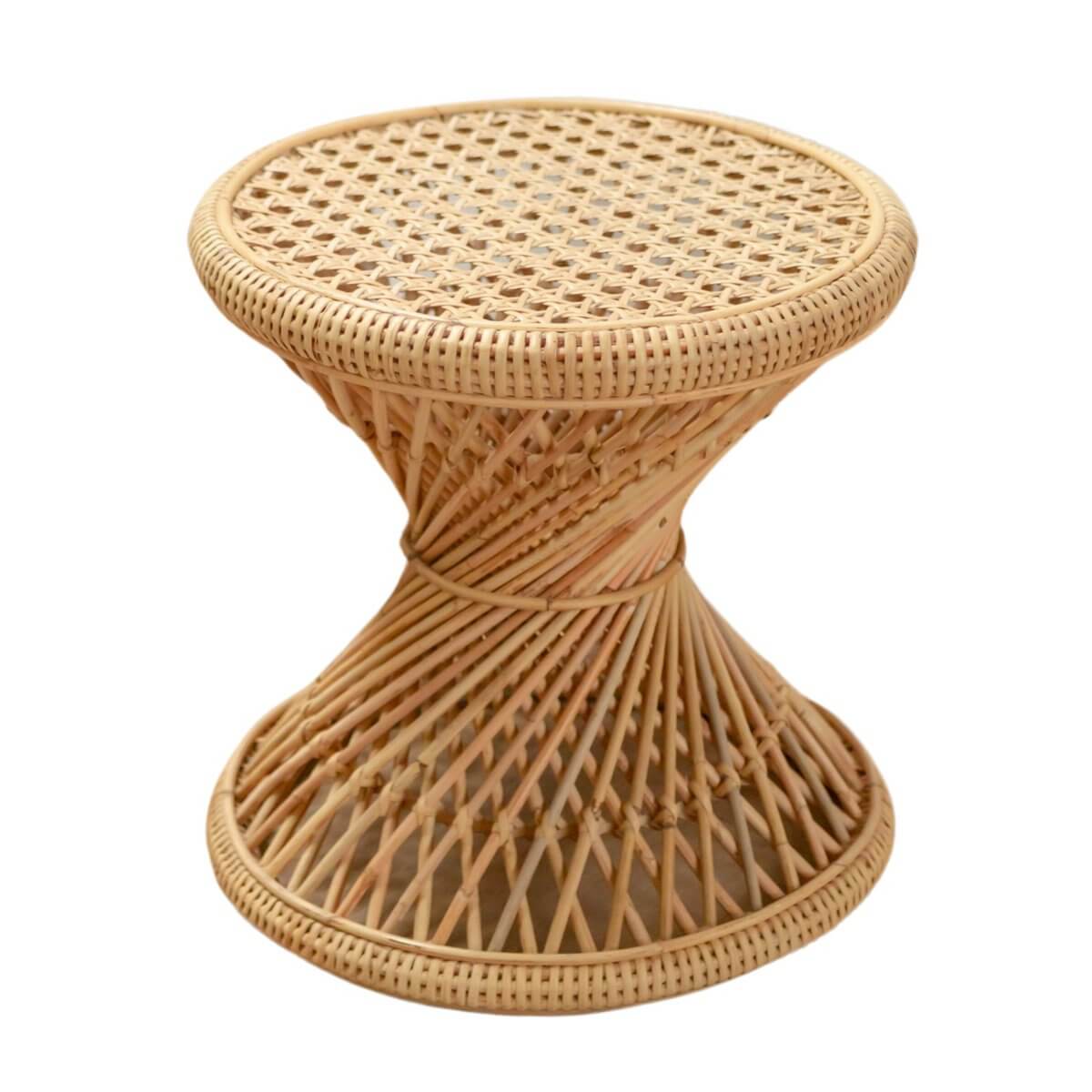 Rotan bijzettafel LUHU Ø45 cm in beige, handgemaakt met duurzaam materiaal, zandlopervorm, perfect als eyecatcher in je interieur.