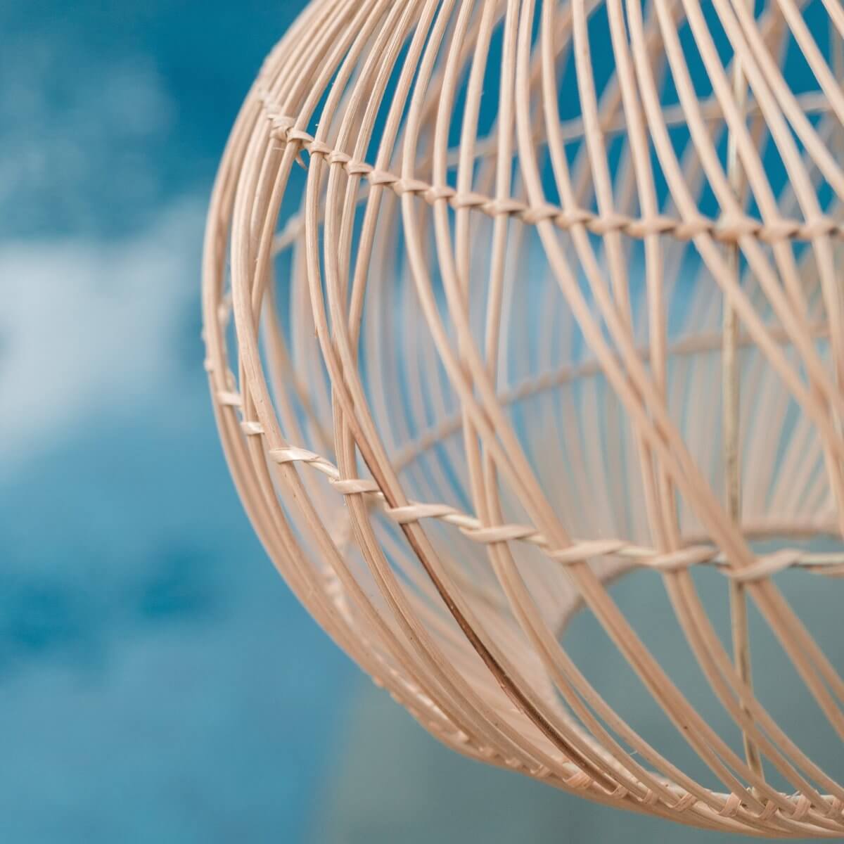 Elegante handgemaakte Kenari rotan hanglamp in een boho-stijl, met een filigraan vlechtwerk en een warme, rustgevende lichtuitstraling.