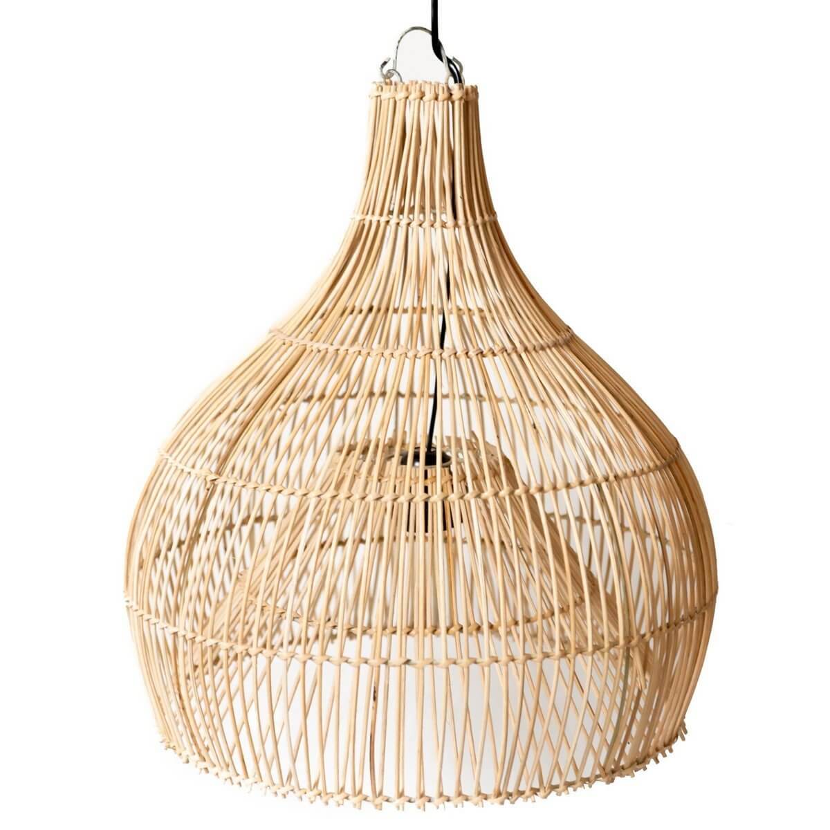 Rotan hanglamp ALAM in visval vorm, 50 cm diameter, duurzaam en handgemaakt, werpt warme lichteffecten, plasticvrije verpakking.