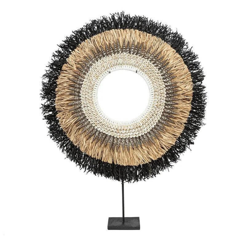 Mooi raffia display op standaard met schelpen, naturel en zwart, perfect voor interieurdecoratie.