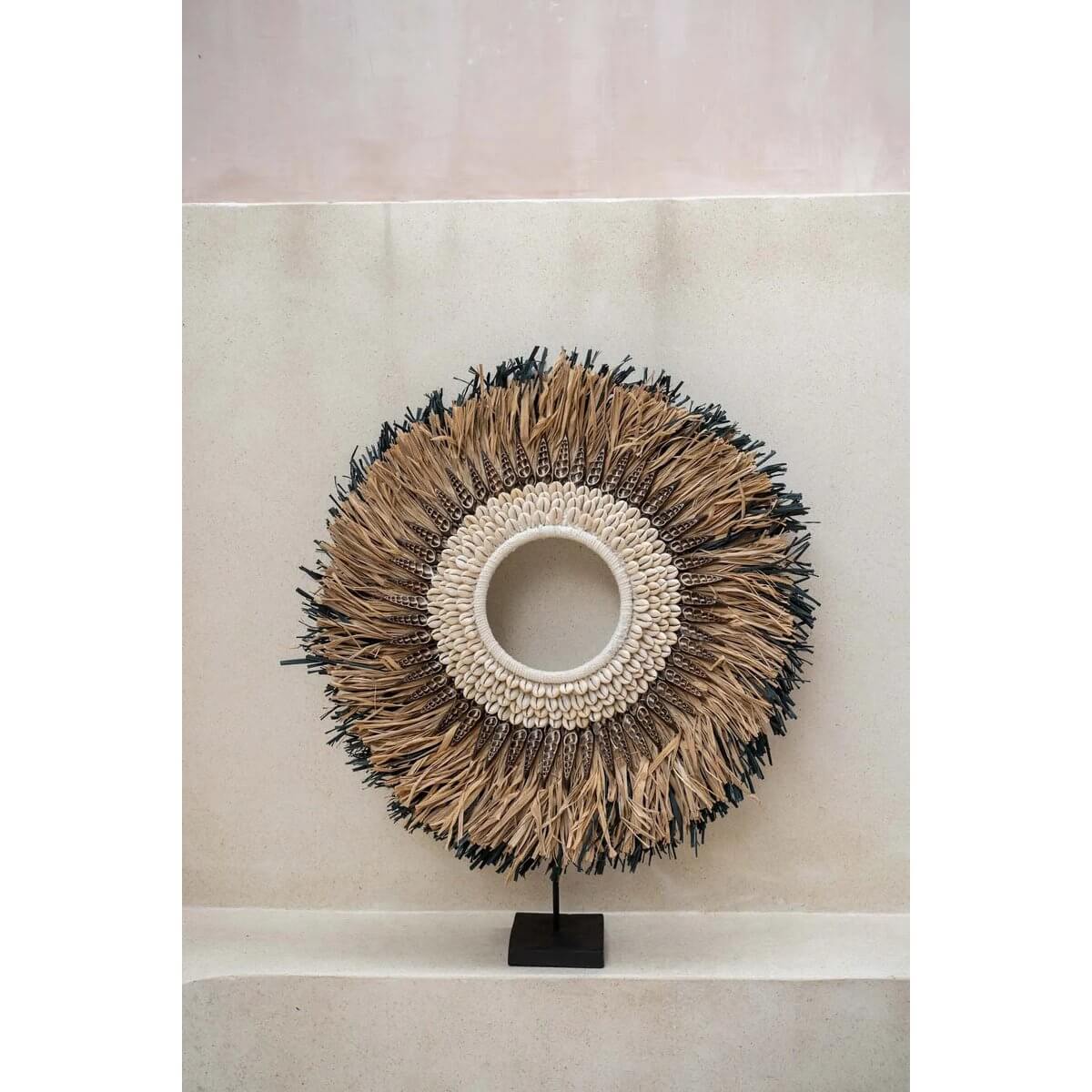 Raffia ringvormige display met schelpen op standaard, naturel zwart tinten, decoratief voor interieur of terras, 80cm hoog.