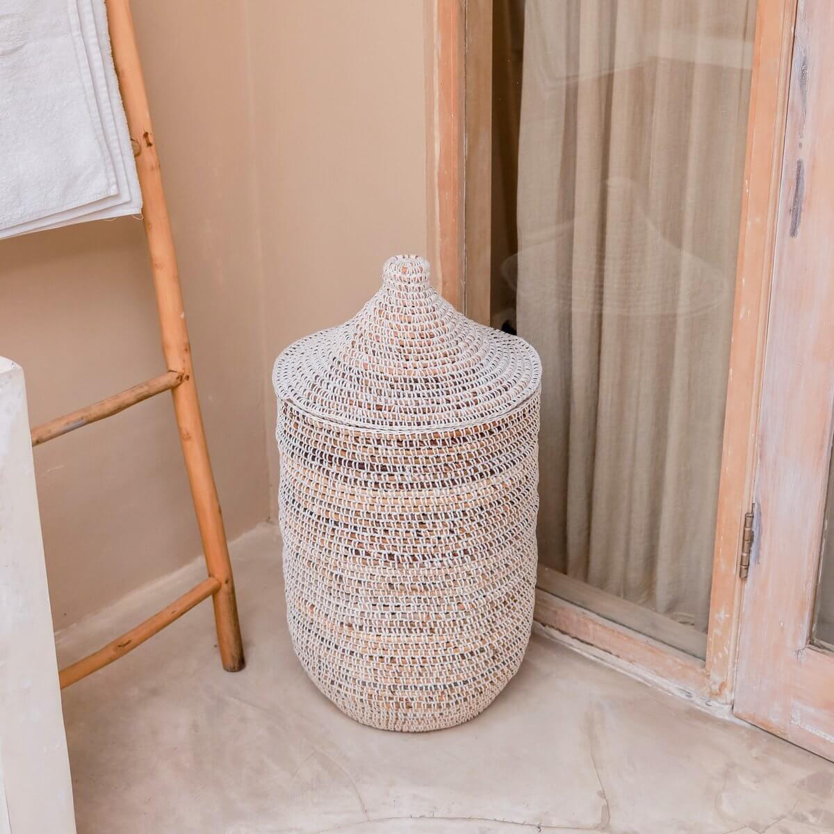 Wasmand KAJA van bananenvezels met deksel, handgemaakt, 40 cm diameter, duurzame opbergruimte, ideaal voor wasgoed.