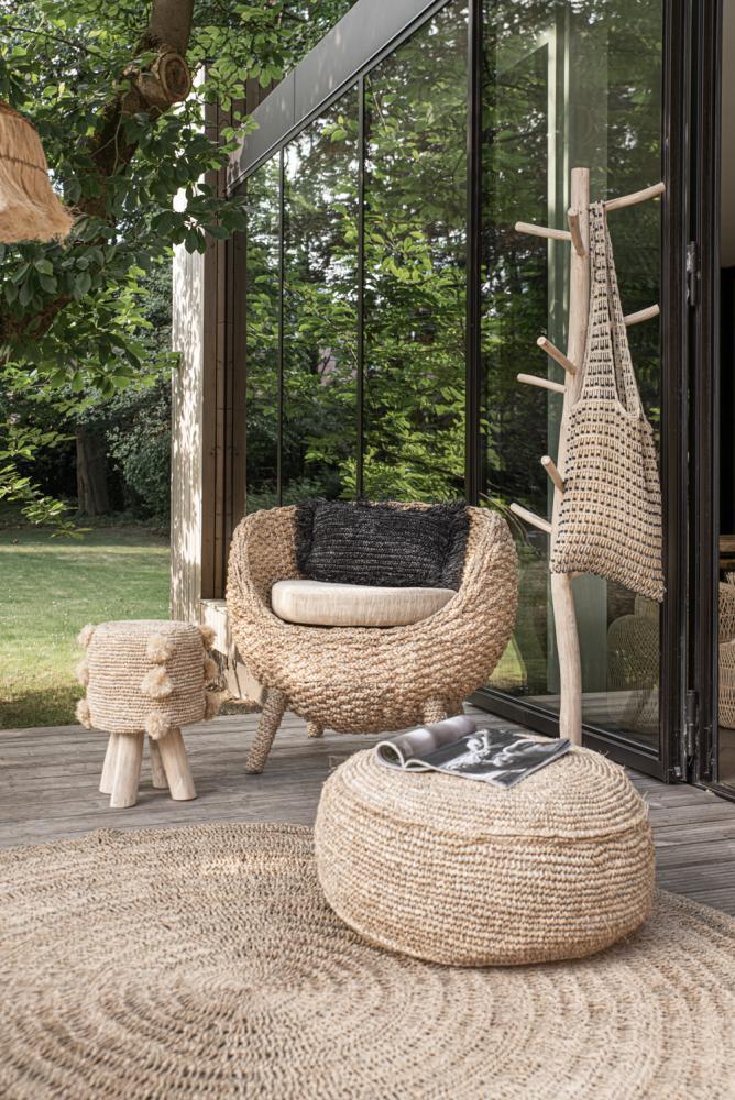 Stijlvol ronde zeegras vloerkleed op terras met natuurlijke stoelen, een bohemian touch voor binnen en buiten.