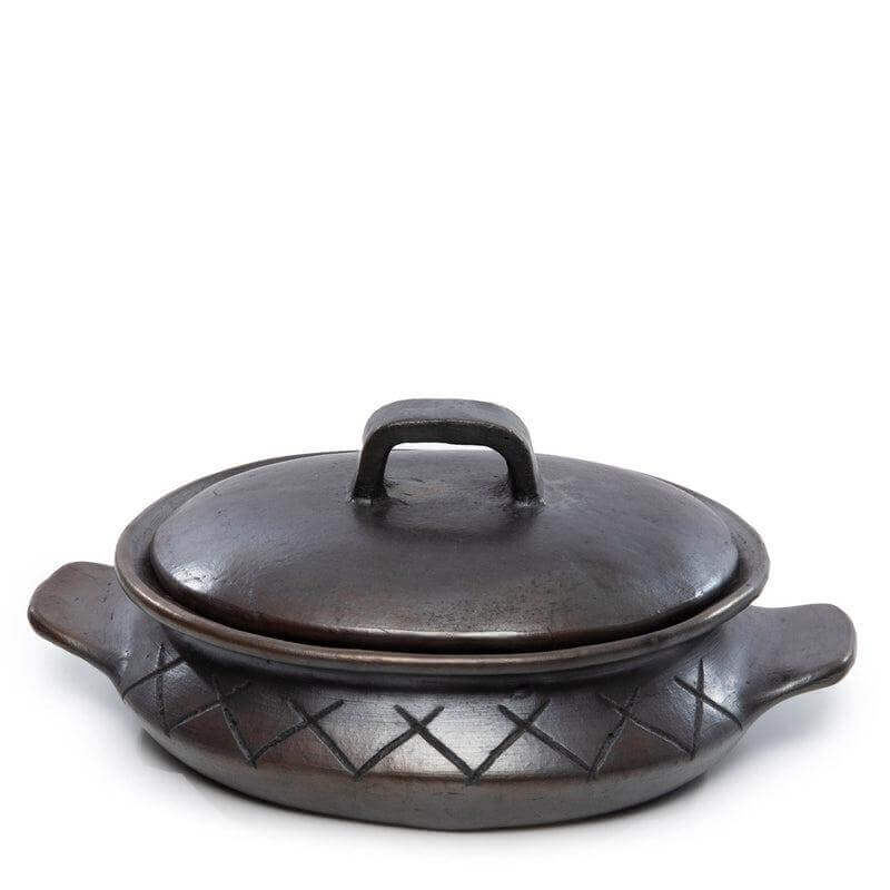 De Burned Ovale Pot Met Patroon En Handvaten - Zwart Bazar Bizar Wanneer je een etentje hebt met familie of vrienden, is er niets fijner dan een mooi gedekte tafel met mooi gekozen servies.Wij houden van het unieke ontwerp van deze gebrande ovale pot, voo