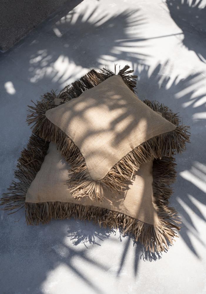 De Jute Bonita Kussenhoes - Naturel - 40x40 Bazar Bizar Een absolute aanrader voor in huis! Deze combinatie van neutrale franjes van jute en raffia voegt textuur toe aan uw stoffering. Het perfecte item om je interieur, tuin of terras wat vakantiegevoel t