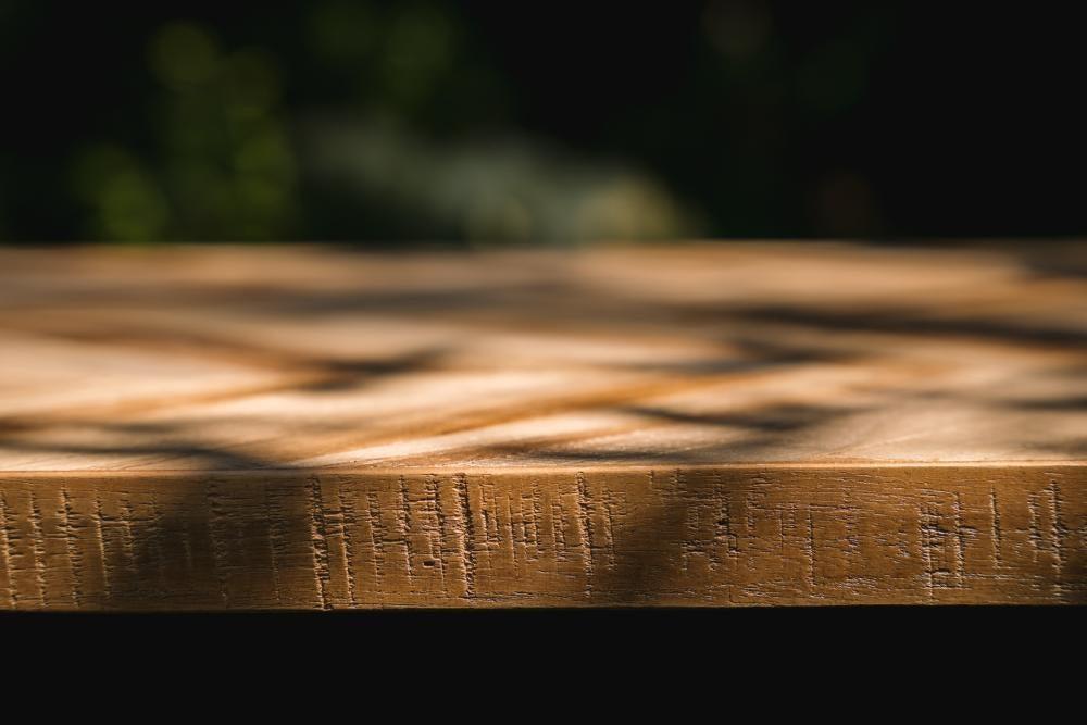 De Visgraat Console - Naturel Bazar Bizar Deze hoogwaardige console is gemaakt van teakhout (in een zeer elegant visgraatpatroon) en zwart ijzer. De tafel is inklapbaar en heeft de ideale hoogte om te dienen als uw familie-eettafel, zowel binnen als overd