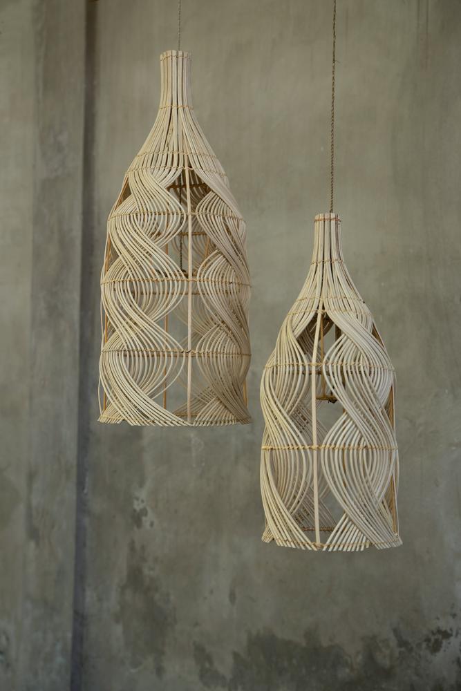 De Garaffa Pendant Bazar Bizar Prachtige lamp kan zowel een hanglamp, vloerlamp of een tafellamp zijn. Gemaakt van rotan met een patroon dat naar boven taps toeloopt in de vorm van een fles.